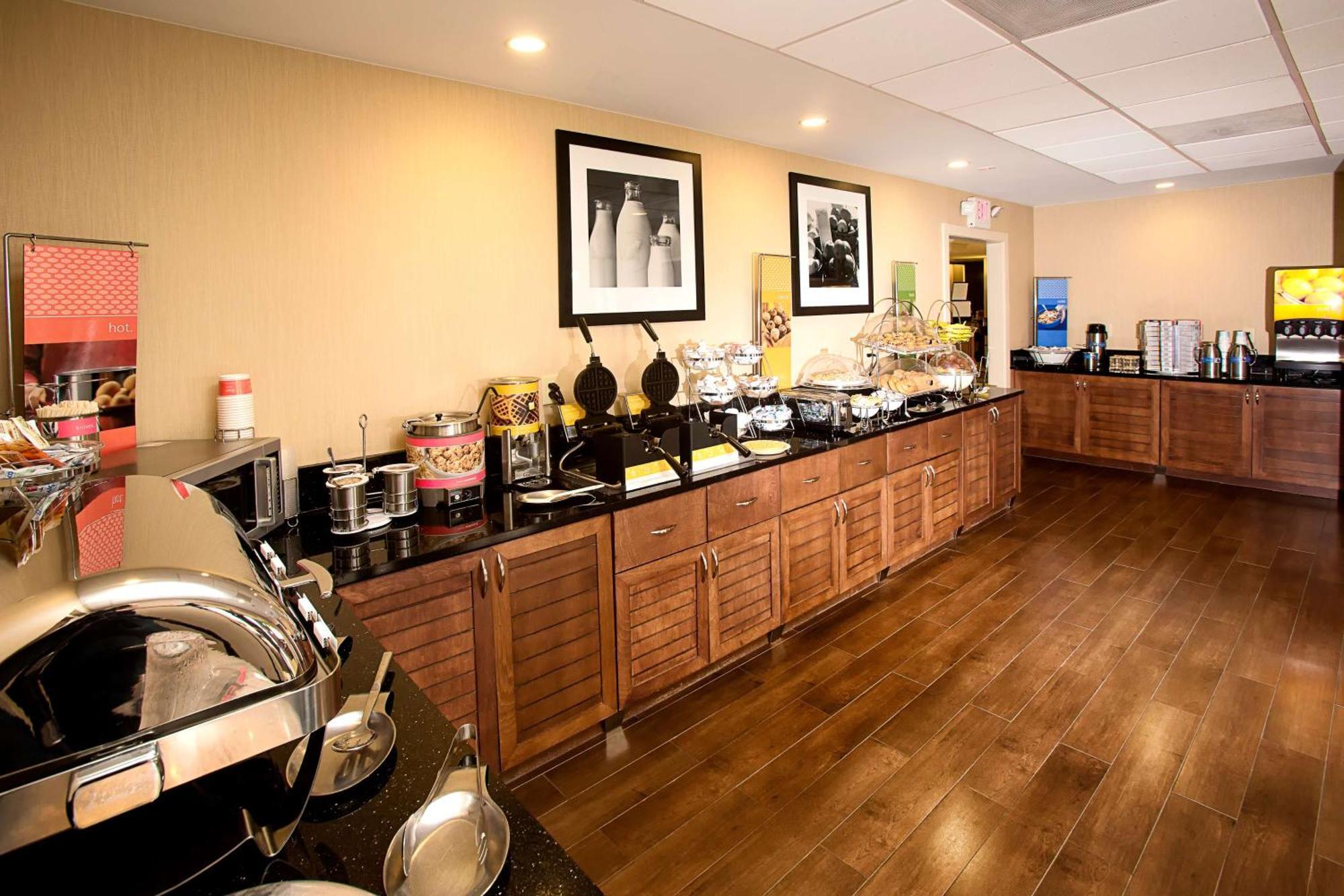 Hampton Inn Морхед-Сити Экстерьер фото