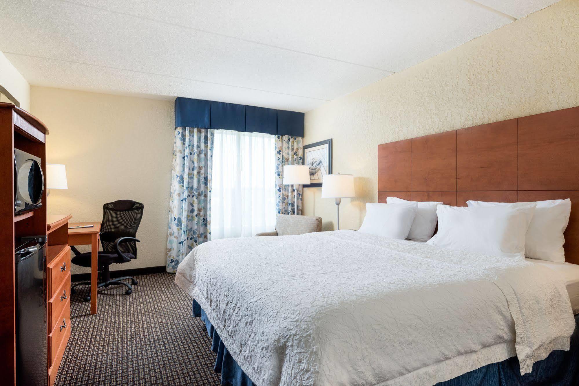 Hampton Inn Морхед-Сити Экстерьер фото